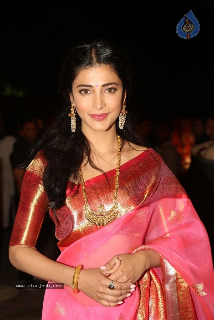 Shruti Hassan New Photos - 13 / 82 photos