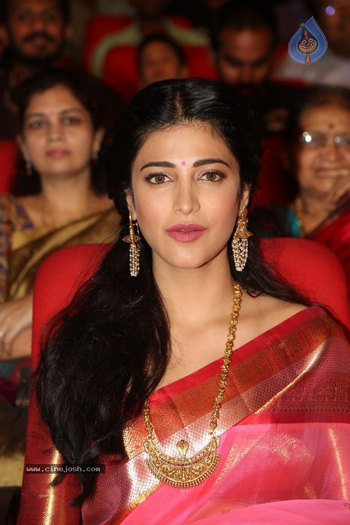 Shruti Hassan New Photos - 22 / 82 photos
