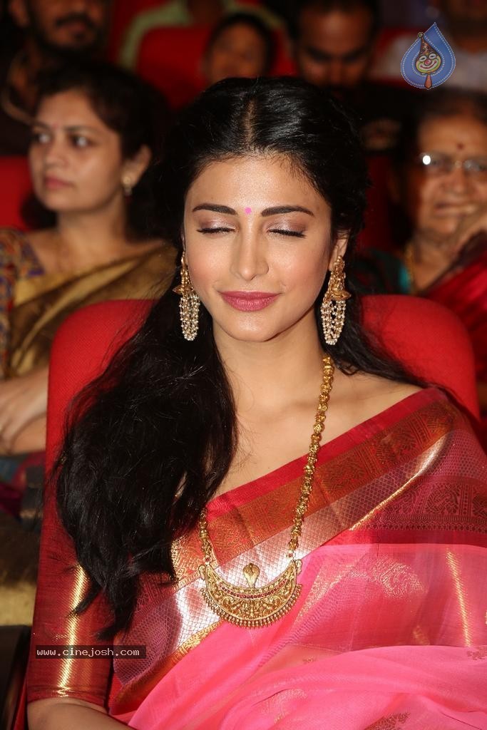 Shruti Hassan New Photos - 67 / 82 photos