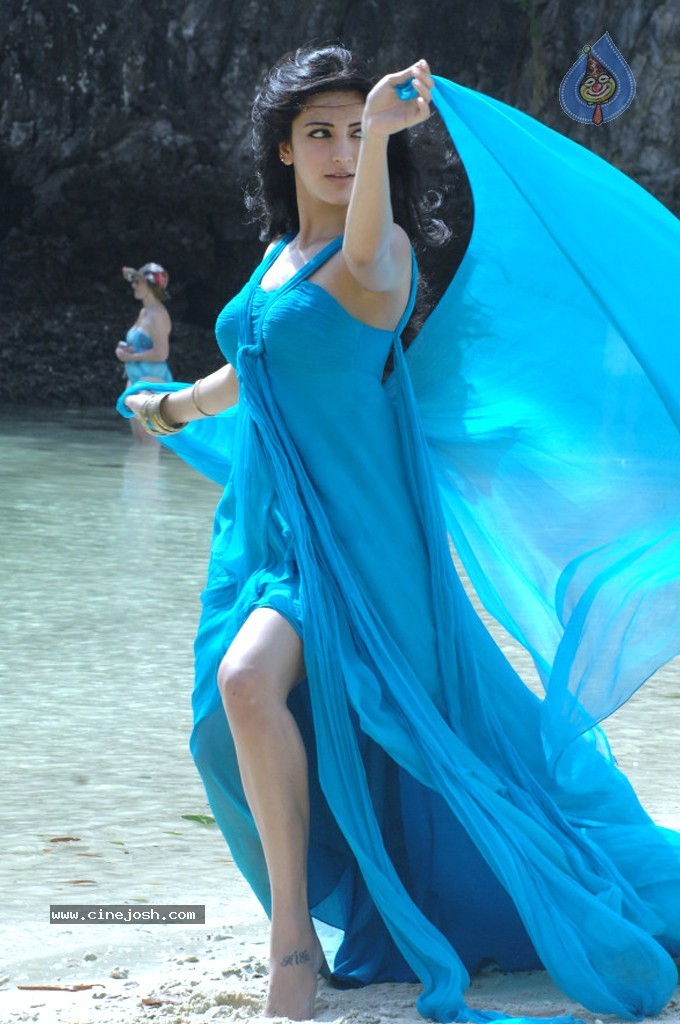 Shruti Hassan Spicy Stills - 10 / 80 photos