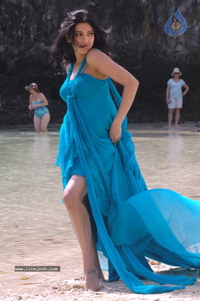 Shruti Hassan Spicy Stills - 13 / 80 photos