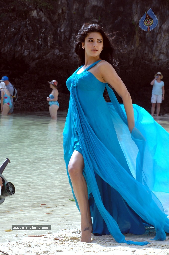 Shruti Hassan Spicy Stills - 30 / 80 photos