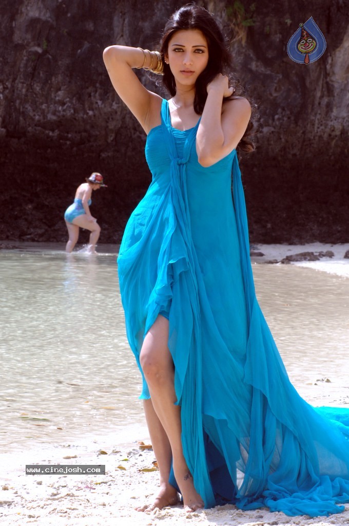 Shruti Hassan Spicy Stills - 32 / 80 photos