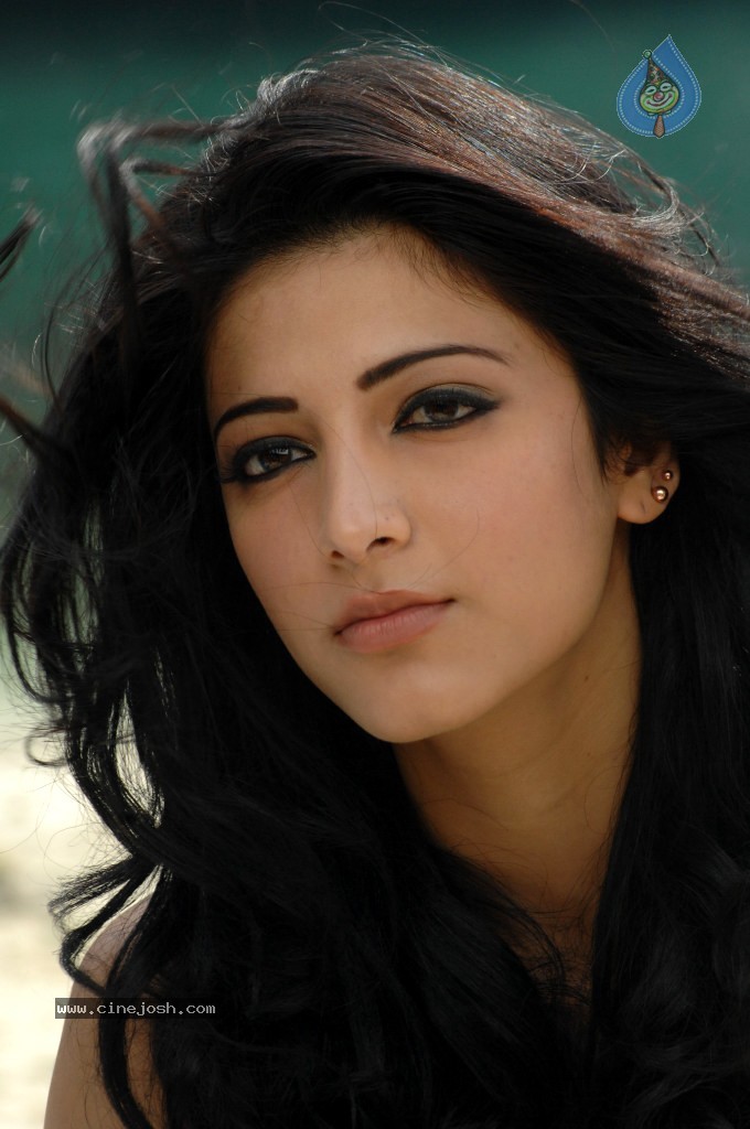 Shruti Hassan Spicy Stills - 36 / 80 photos