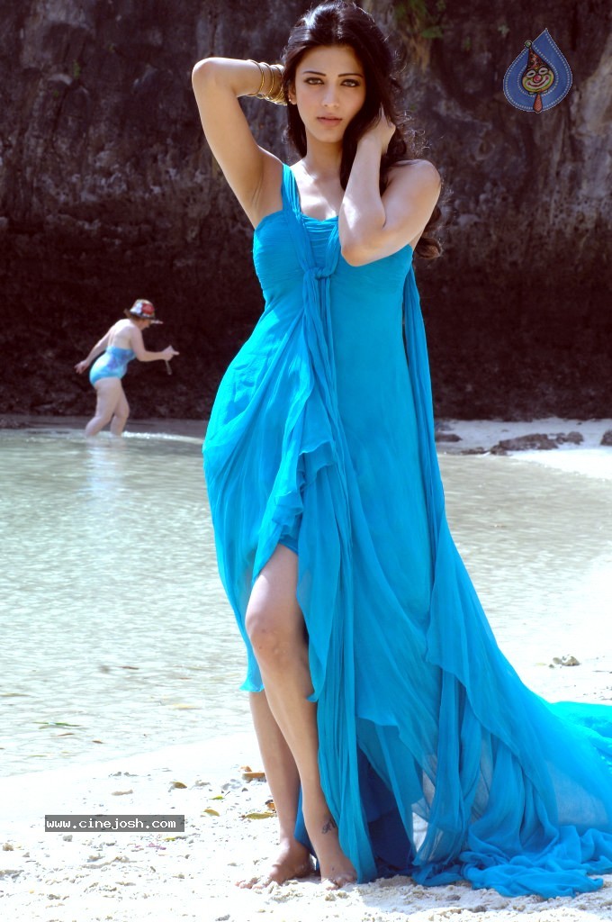 Shruti Hassan Spicy Stills - 39 / 80 photos