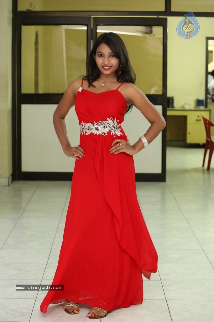 Shruti Jha Hot Stills - 4 / 105 photos