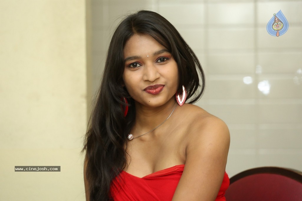 Shruti Jha Hot Stills - 24 / 105 photos