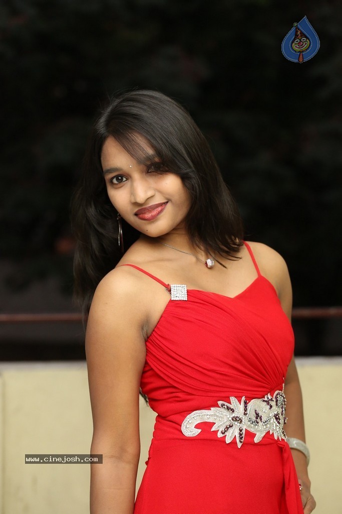 Shruti Jha Hot Stills - 29 / 105 photos