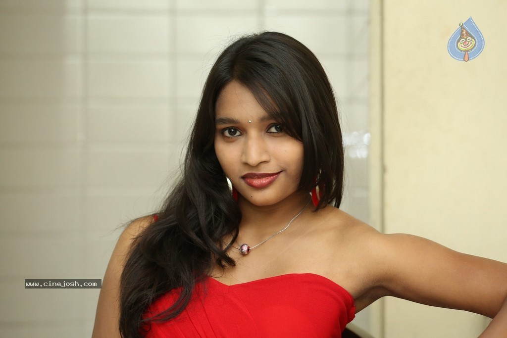 Shruti Jha Hot Stills - 40 / 105 photos