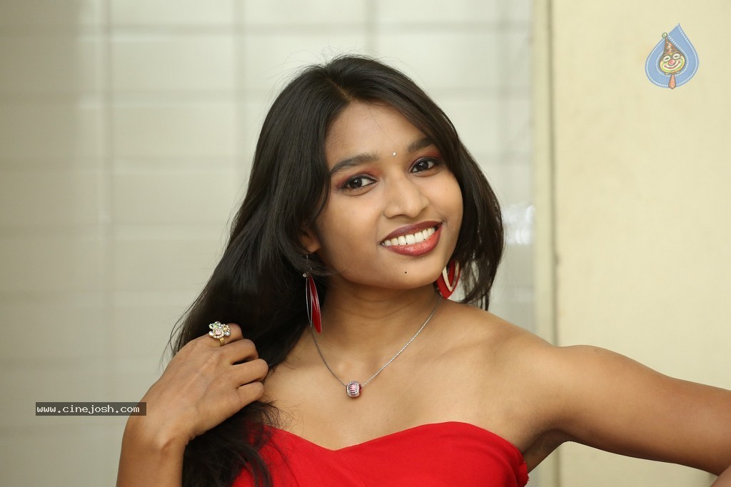 Shruti Jha Hot Stills - 42 / 105 photos