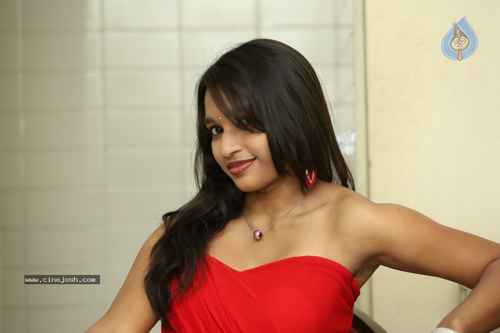Shruti Jha Hot Stills - 54 / 105 photos