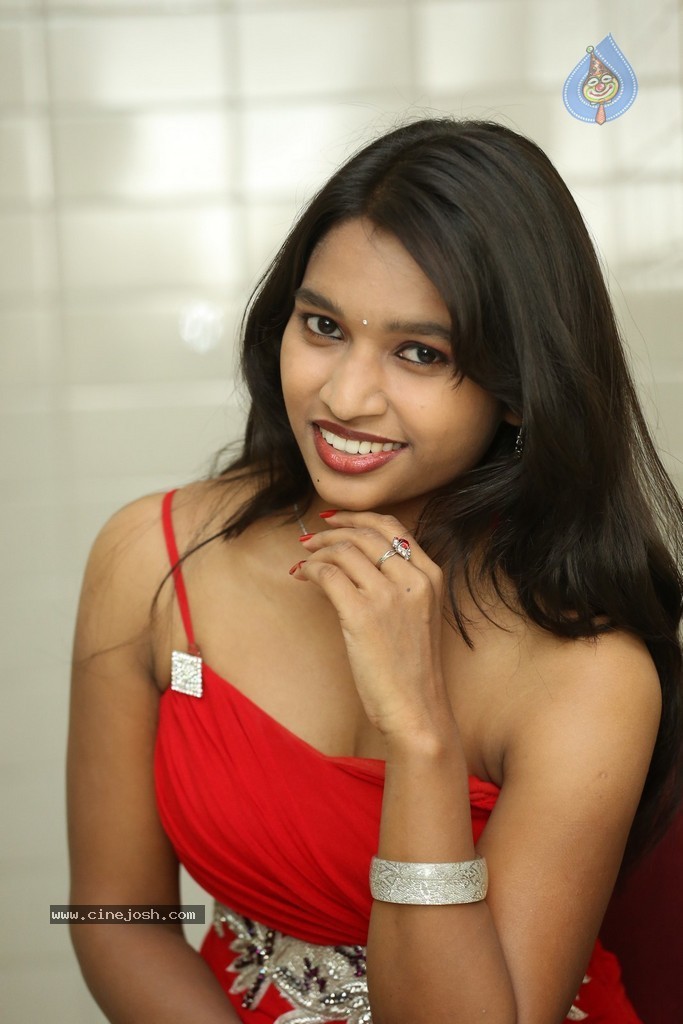 Shruti Jha Hot Stills - 67 / 105 photos