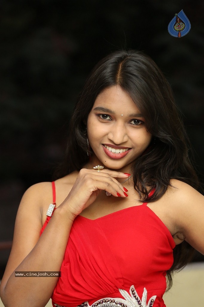 Shruti Jha Hot Stills - 68 / 105 photos