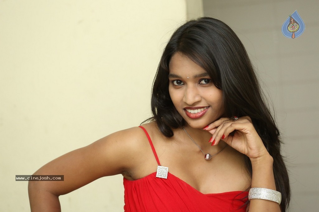 Shruti Jha Hot Stills - 73 / 105 photos