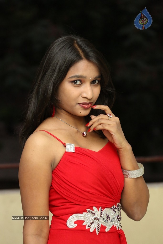 Shruti Jha Hot Stills - 74 / 105 photos