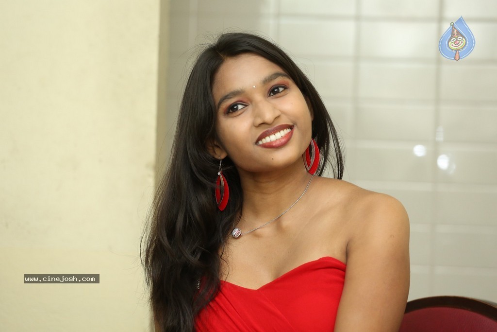 Shruti Jha Hot Stills - 79 / 105 photos