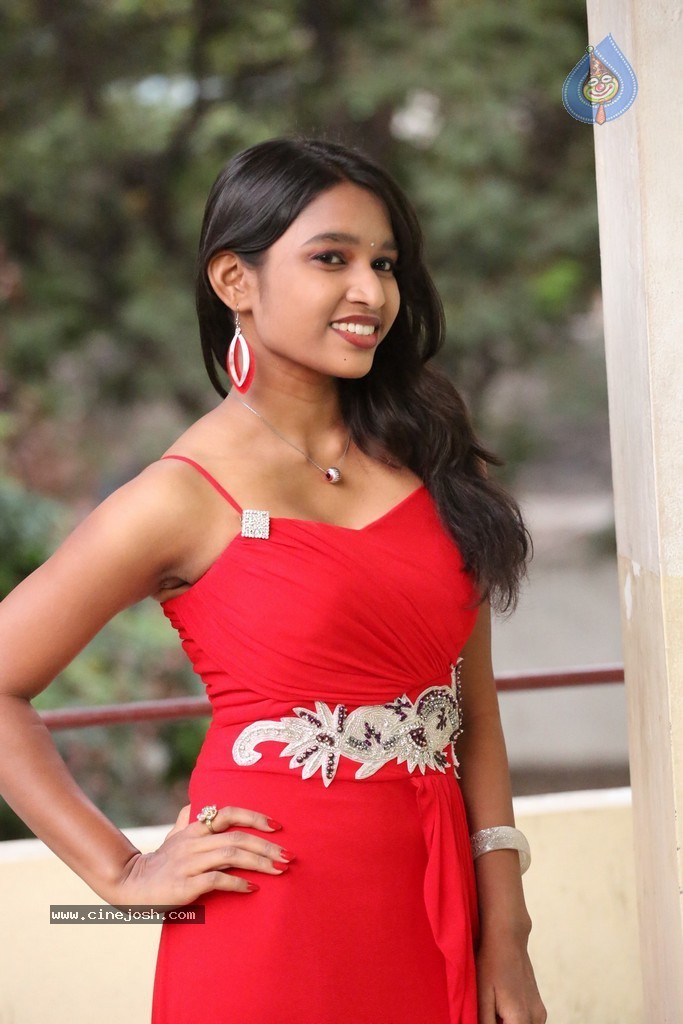 Shruti Jha Hot Stills - 102 / 105 photos