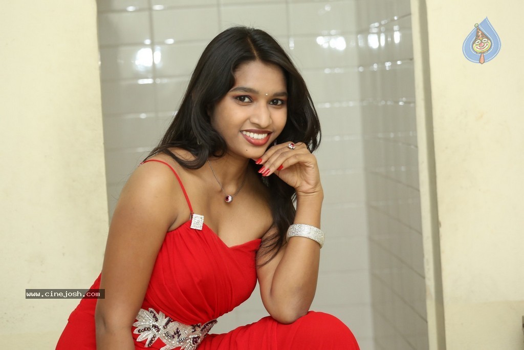 Shruti Jha Hot Stills - 104 / 105 photos