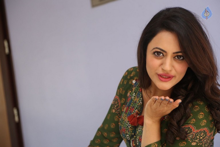 Shruti Sodhi Latest Photos - 29 / 42 photos