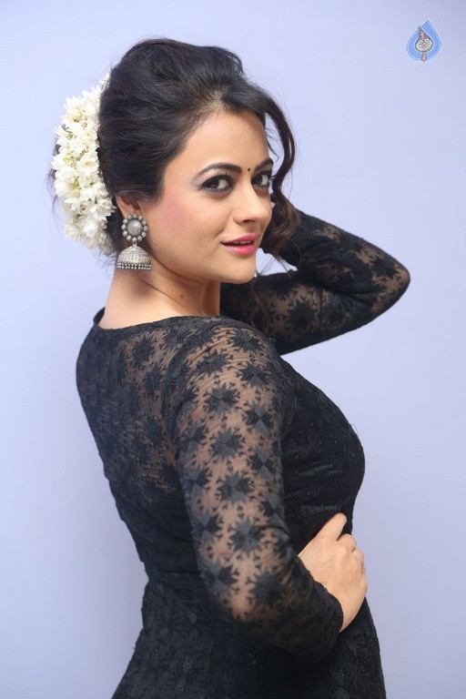 Shruti Sodhi New Gallery - 48 / 60 photos