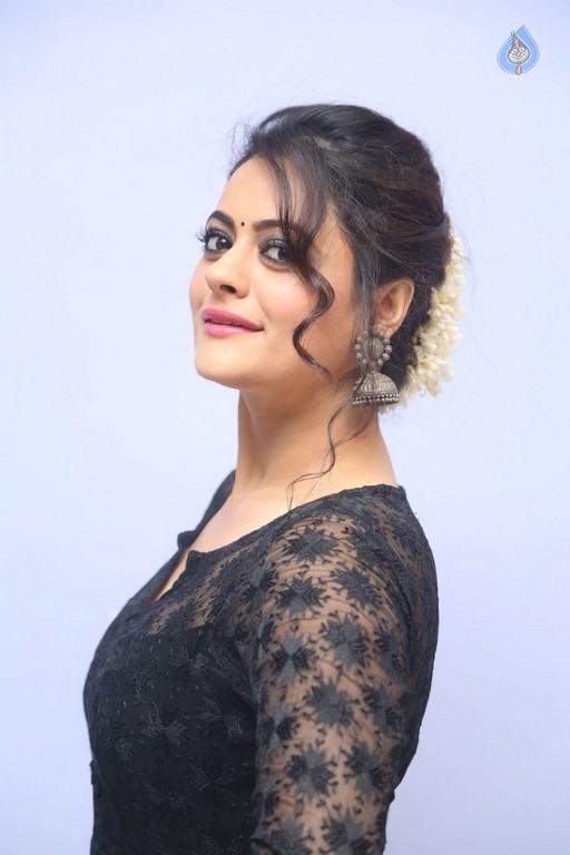 Shruti Sodhi New Gallery - 55 / 60 photos