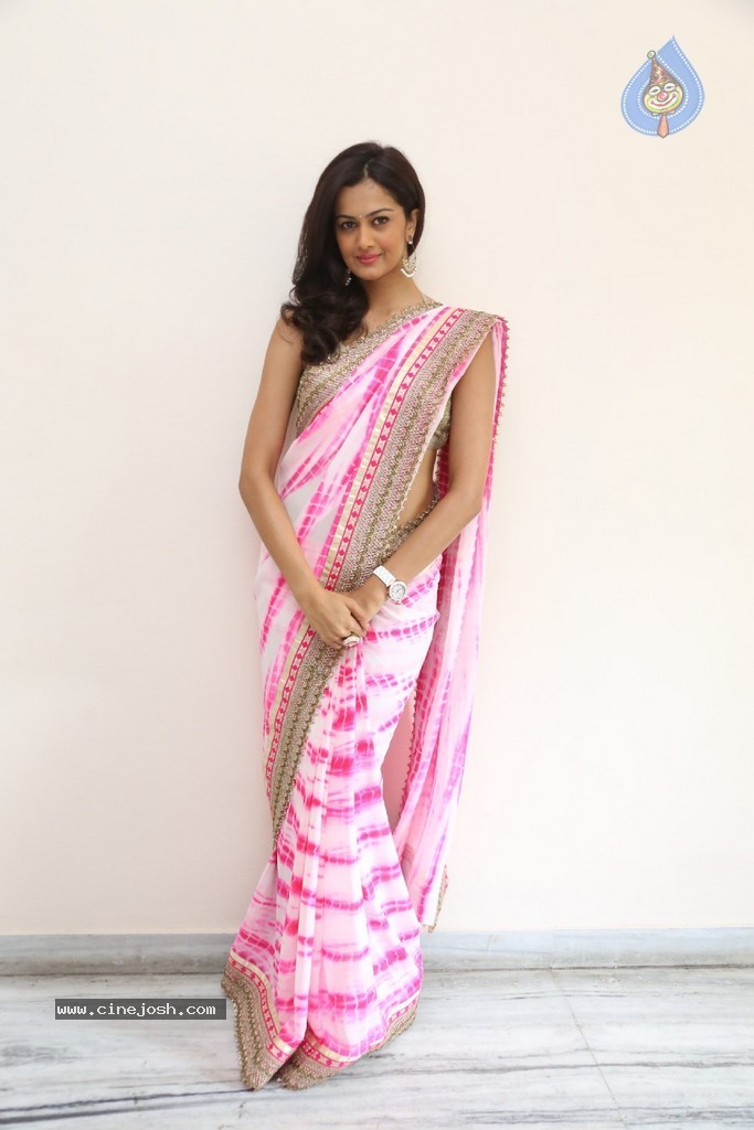 Shubra Aiyyappa New Pics - 26 / 73 photos