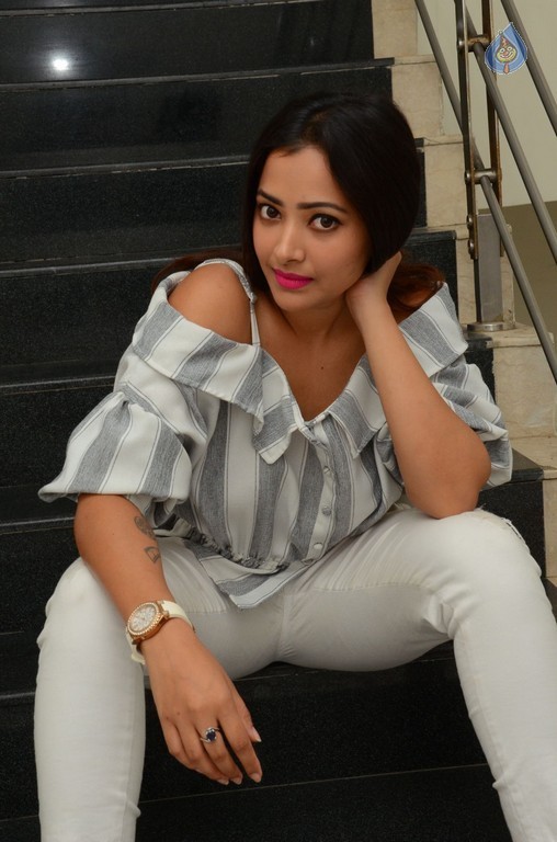 Shweta Basu Prasad New Pics - 10 / 42 photos