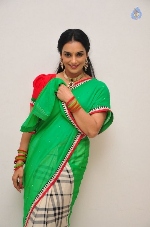 Shweta Menon Latest Photos - 4 / 34 photos