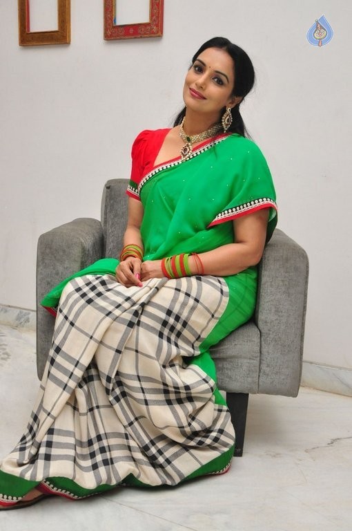 Shweta Menon Latest Photos - 9 / 34 photos