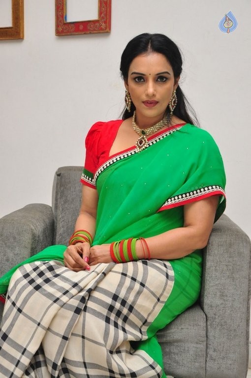 Shweta Menon Latest Photos - 13 / 34 photos