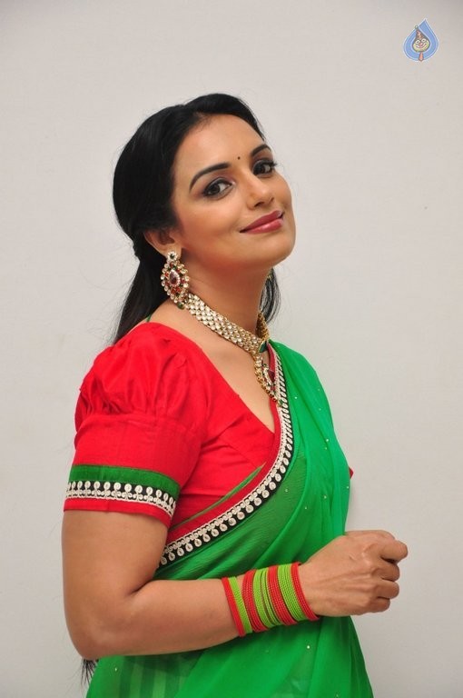Shweta Menon Latest Photos - 15 / 34 photos