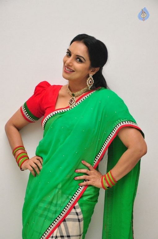 Shweta Menon Latest Photos - 16 / 34 photos