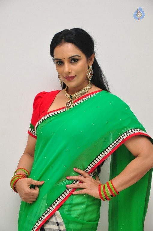 Shweta Menon Latest Photos - 17 / 34 photos