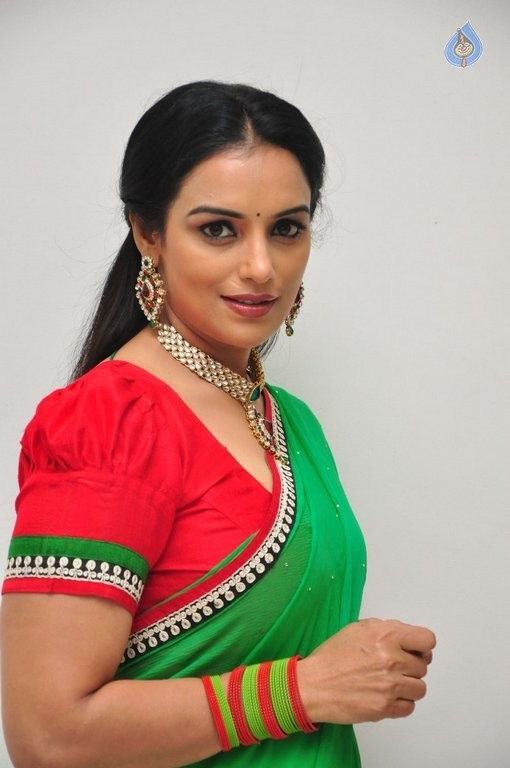 Shweta Menon Latest Photos - 18 / 34 photos