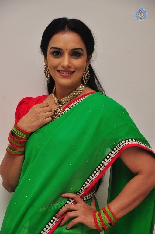 Shweta Menon Latest Photos - 21 / 34 photos