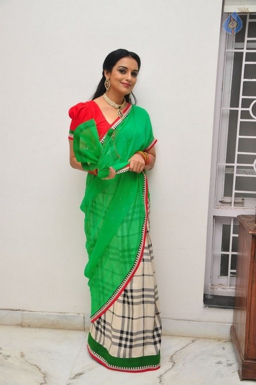 Shweta Menon Latest Photos - 22 / 34 photos