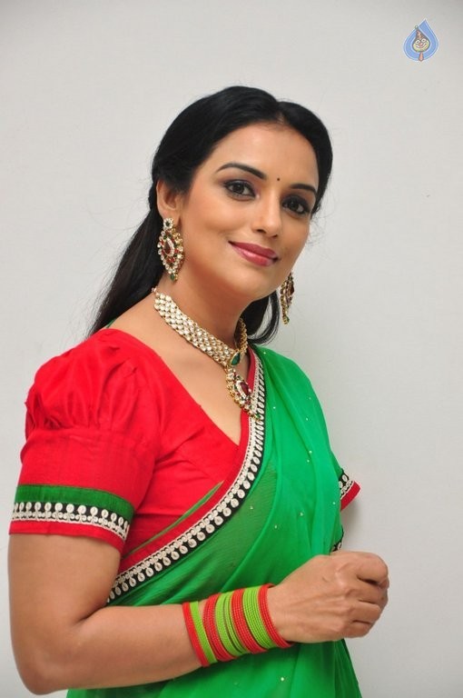 Shweta Menon Latest Photos - 27 / 34 photos