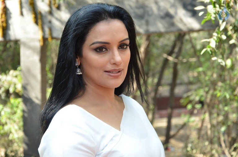 Shweta Menon New photos - 24 / 29 photos