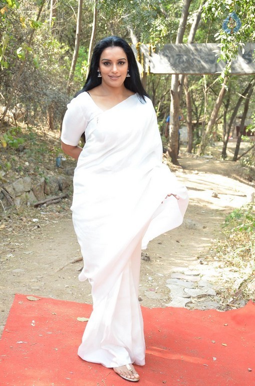Shweta Menon New photos - 25 / 29 photos