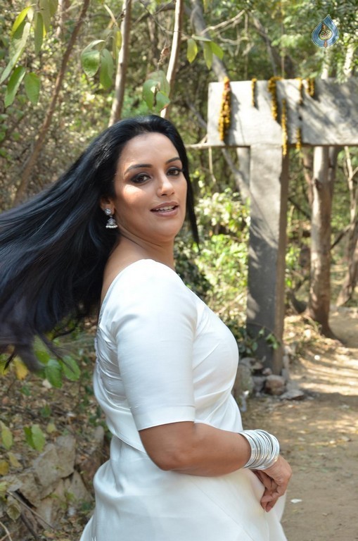 Shweta Menon New photos - 28 / 29 photos