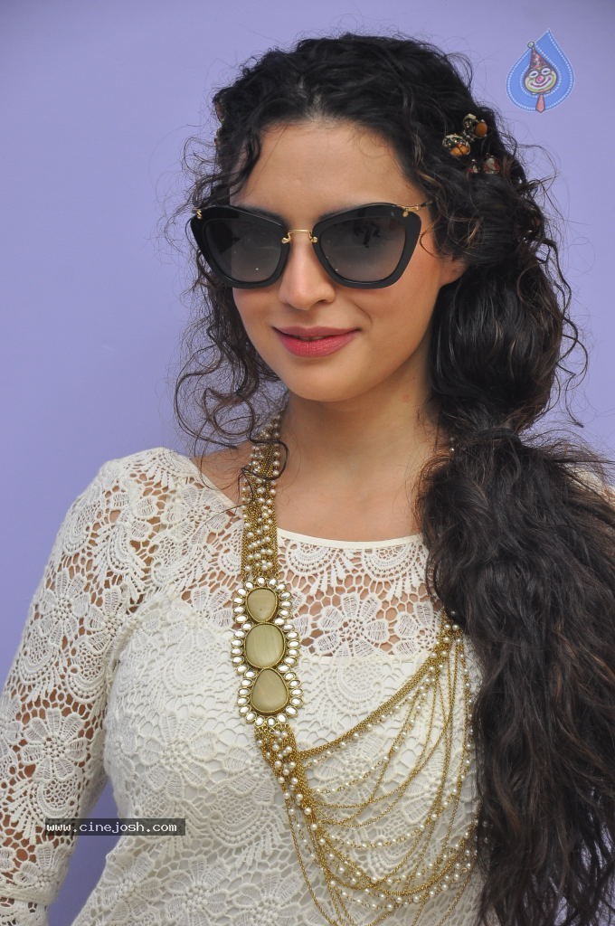 Shwetha Bharadwaj New Stills - 17 / 72 photos