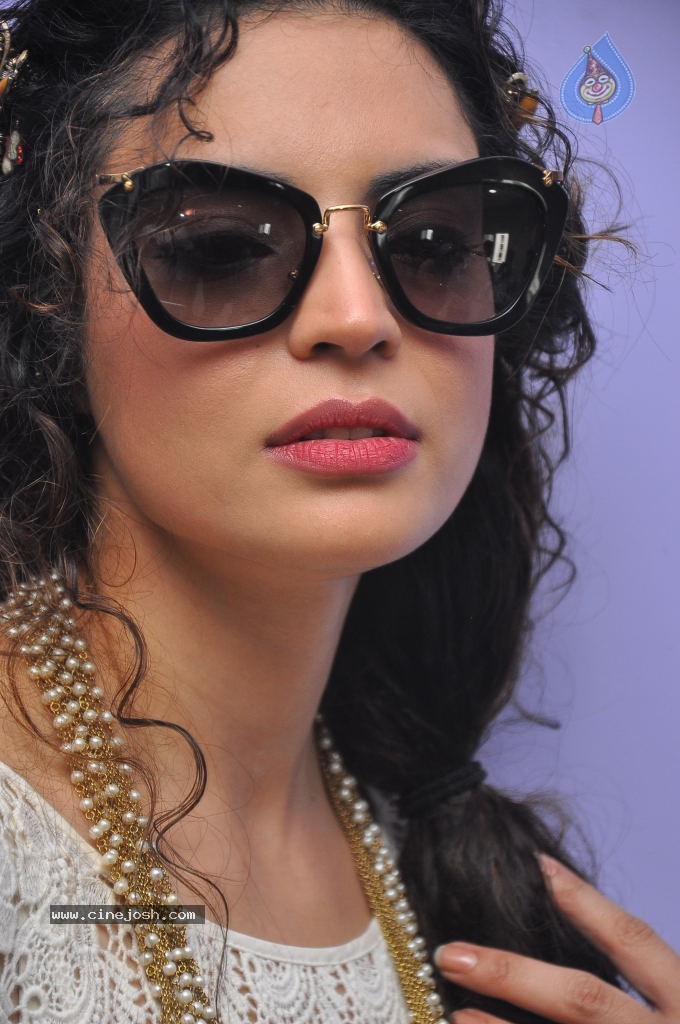 Shwetha Bharadwaj New Stills - 43 / 72 photos