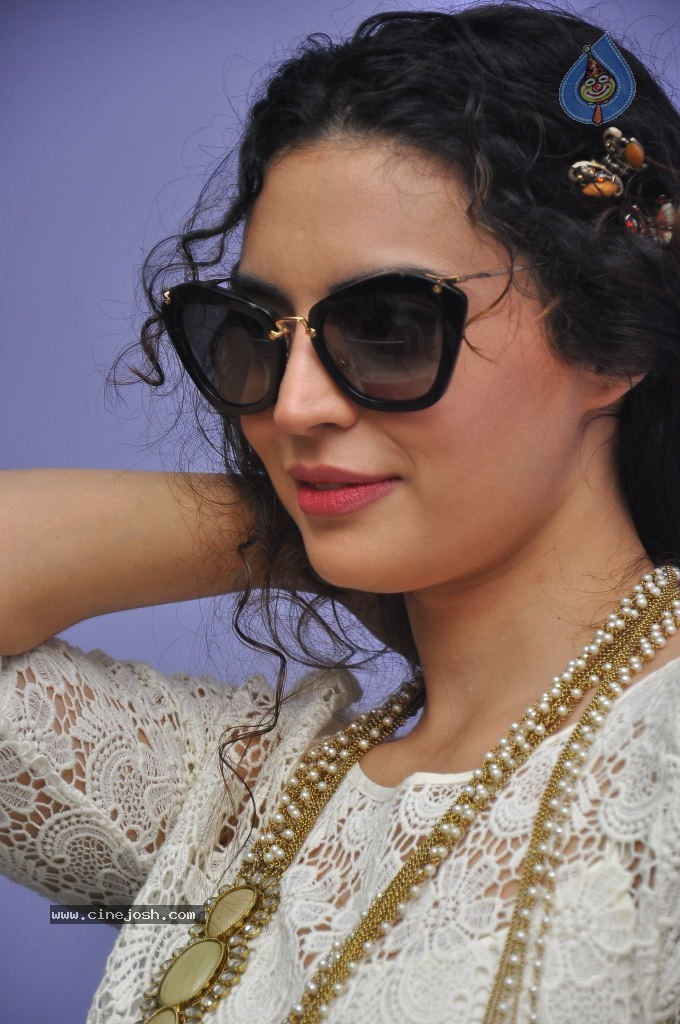 Shwetha Bharadwaj New Stills - 53 / 72 photos