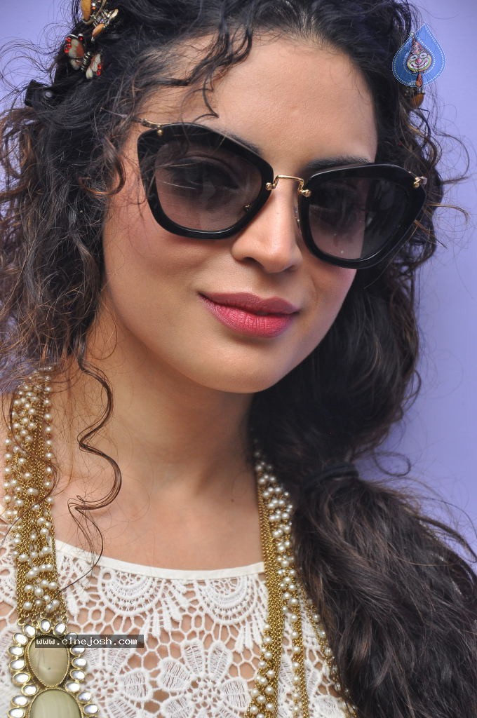 Shwetha Bharadwaj New Stills - 60 / 72 photos