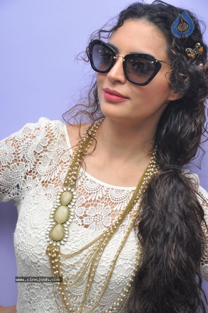 Shwetha Bharadwaj New Stills - 61 / 72 photos