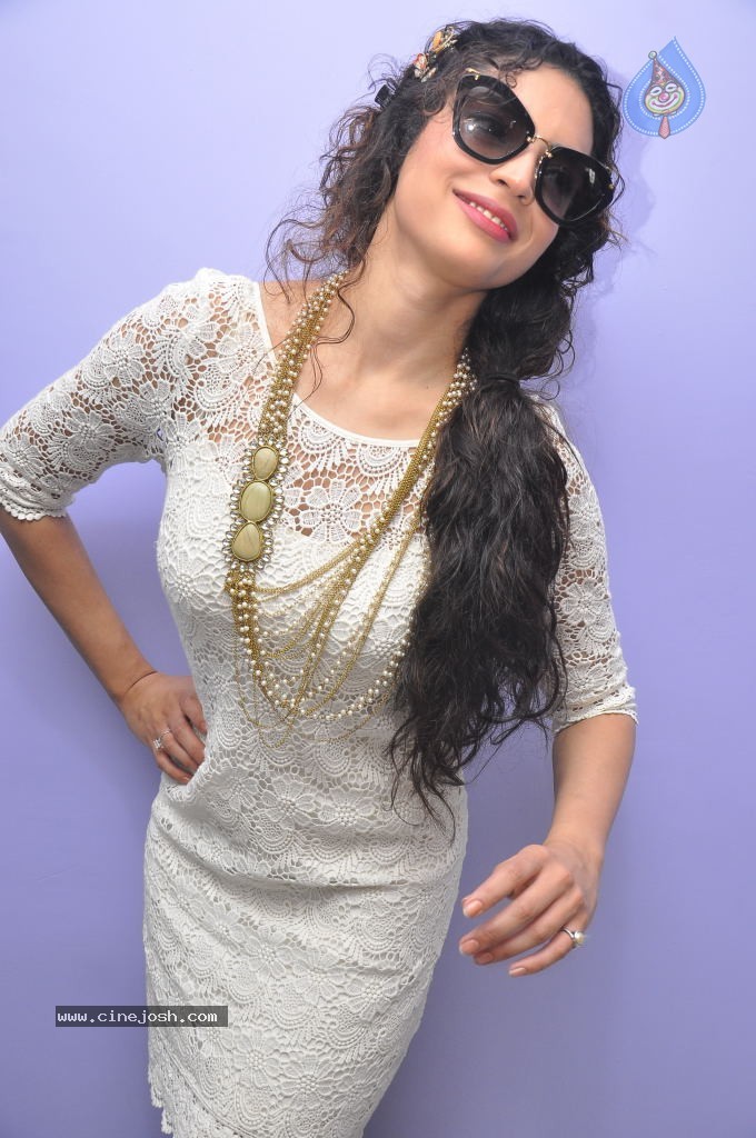 Shwetha Bharadwaj New Stills - 64 / 72 photos