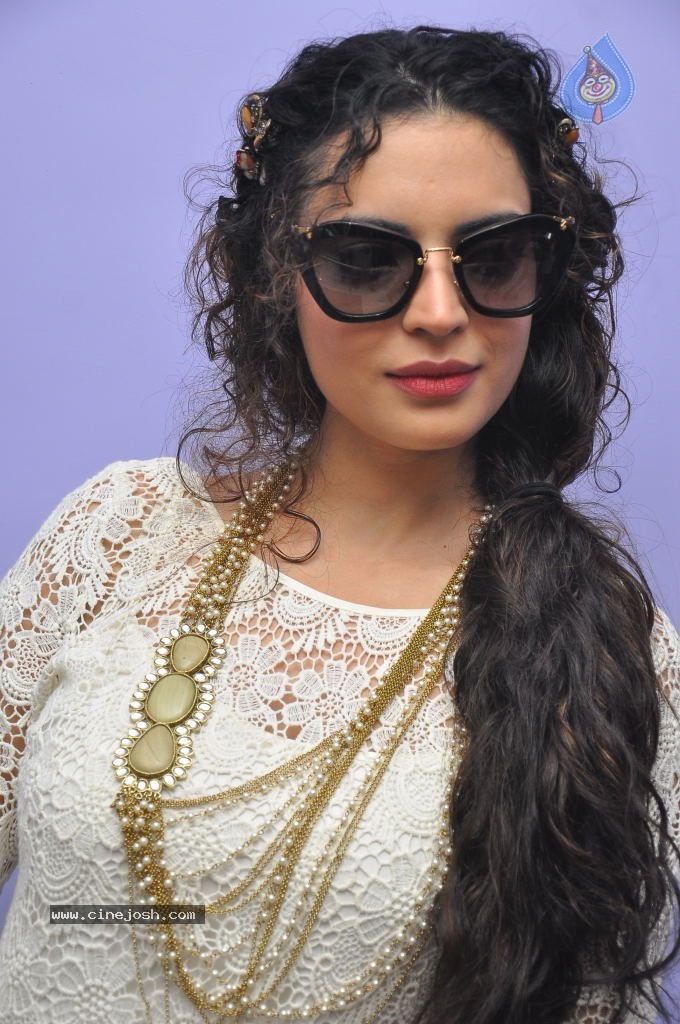 Shwetha Bharadwaj New Stills - 69 / 72 photos