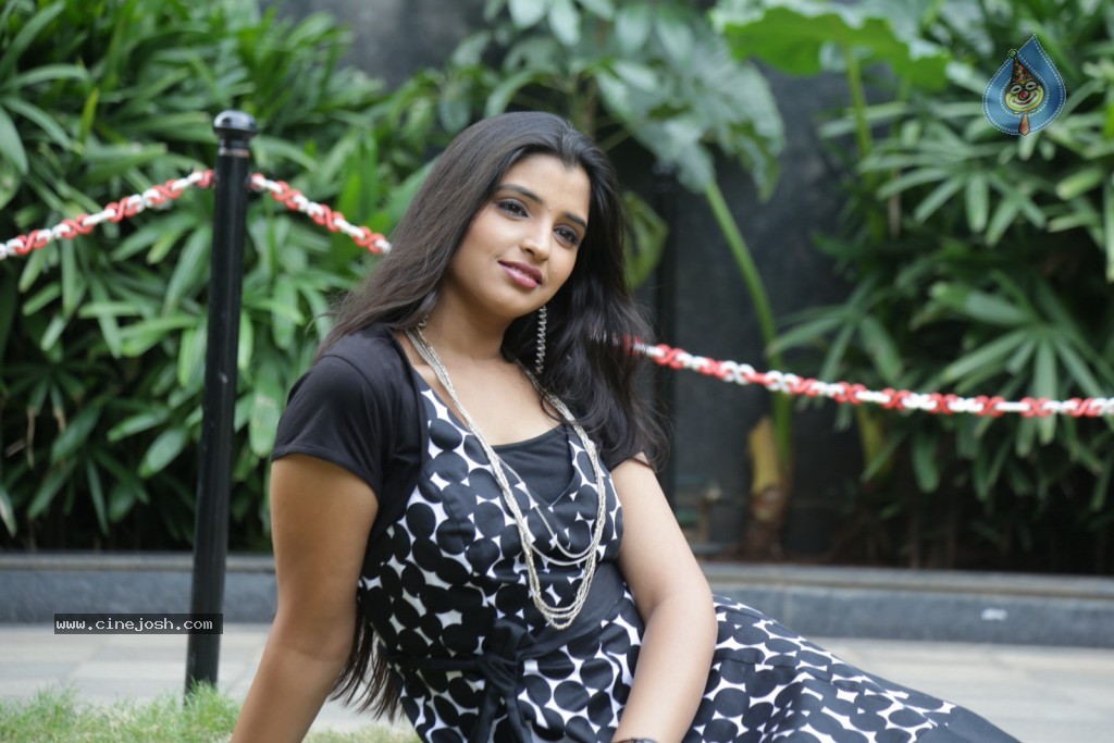 Shyamala New Stills - 11 / 95 photos