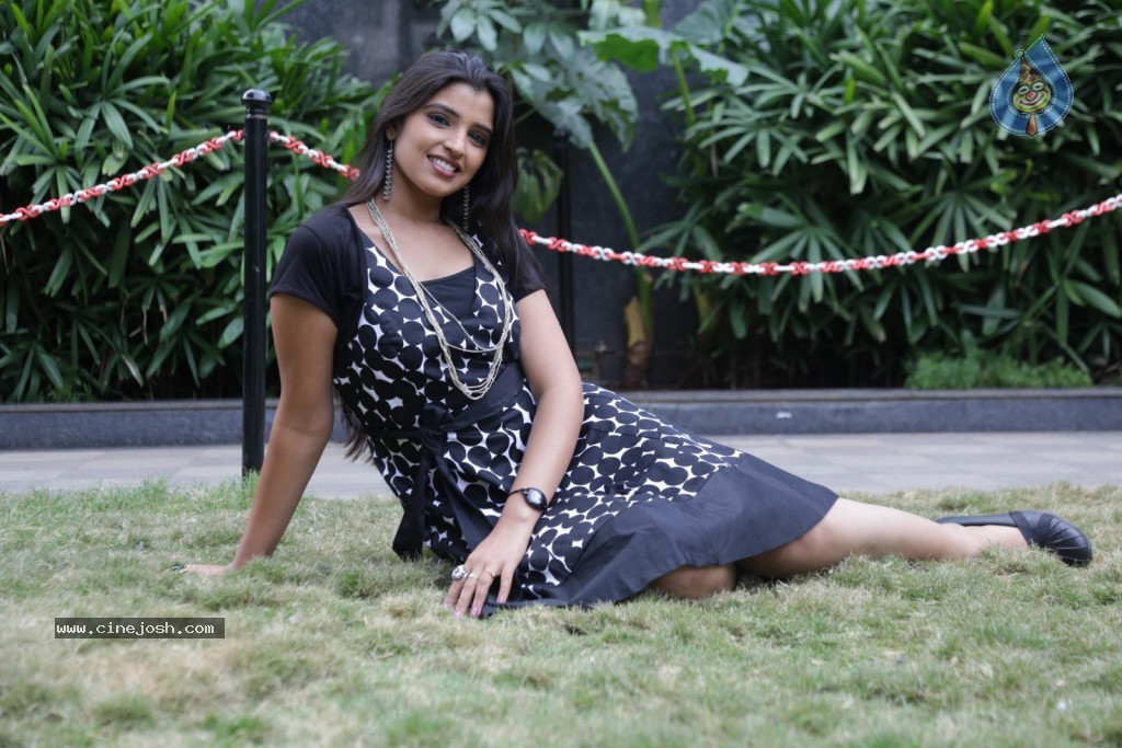 Shyamala New Stills - 22 / 95 photos