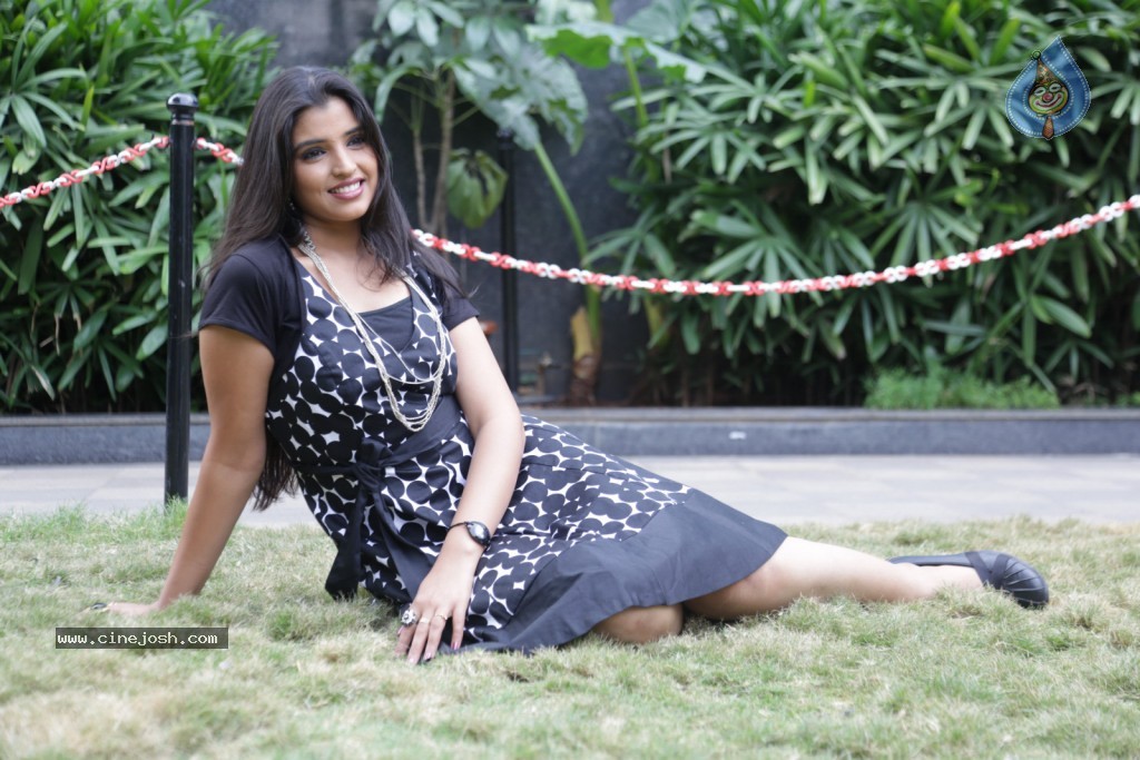 Shyamala New Stills - 37 / 95 photos